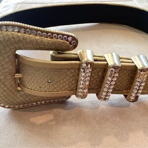 Luxurious Gold Belt with Rhinestone Detailing